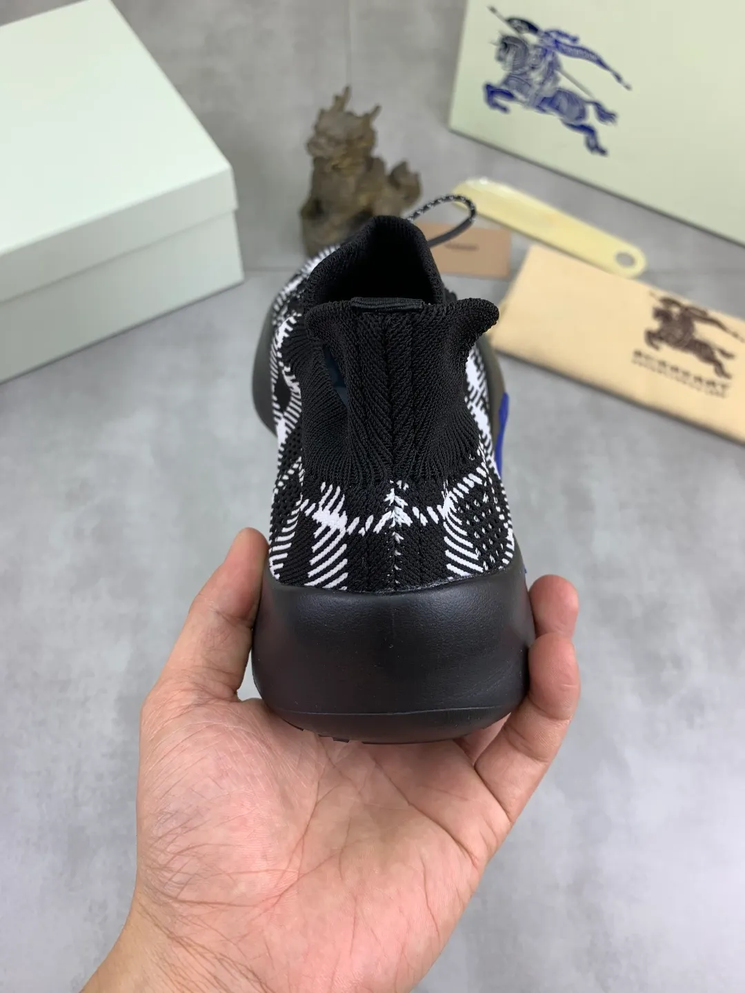 Men's Men's Shoes 💰P620 💰【New Style】Top Version 🆘【Burberry】New Burberry Fly Knit Shoes are now available with perfect workmanship! 🔥Perfect shape and top quality🙈Non-slip and wear-resistant high-end rubber outsole👣Versatile and comfortable shoes, standard size: 39-45 (customized 38-46) 2️⃣colors available Top-quality packaging